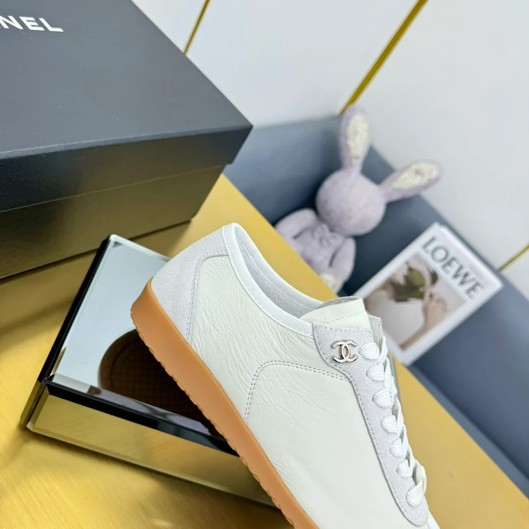 👟👟Ex-factory price 540👟👟 Top version, no objection will be accepted! ! ! Chanel Chanel - 2024 counter top casual panda shoes sneakers. This classic design; the upper is electro-embroidered with a variety of craftsmanship; the outsole is fashionable and sporty; the extraordinary inclusion of a variety of color matching elements... The diversified mix and match is very beautiful and versatile, casual, fashionable, sports and outdoor can be taken into account... ꫛꫀꪝ Go➫ Material: ❶Upper made of: original imported mercerized velvet + double-layer breathable mesh ❷Inner use: Original imported breathable mesh ❸ Outsole based on: Original TPU combination outsole Special counter boutique packaging complete set for women 35–41